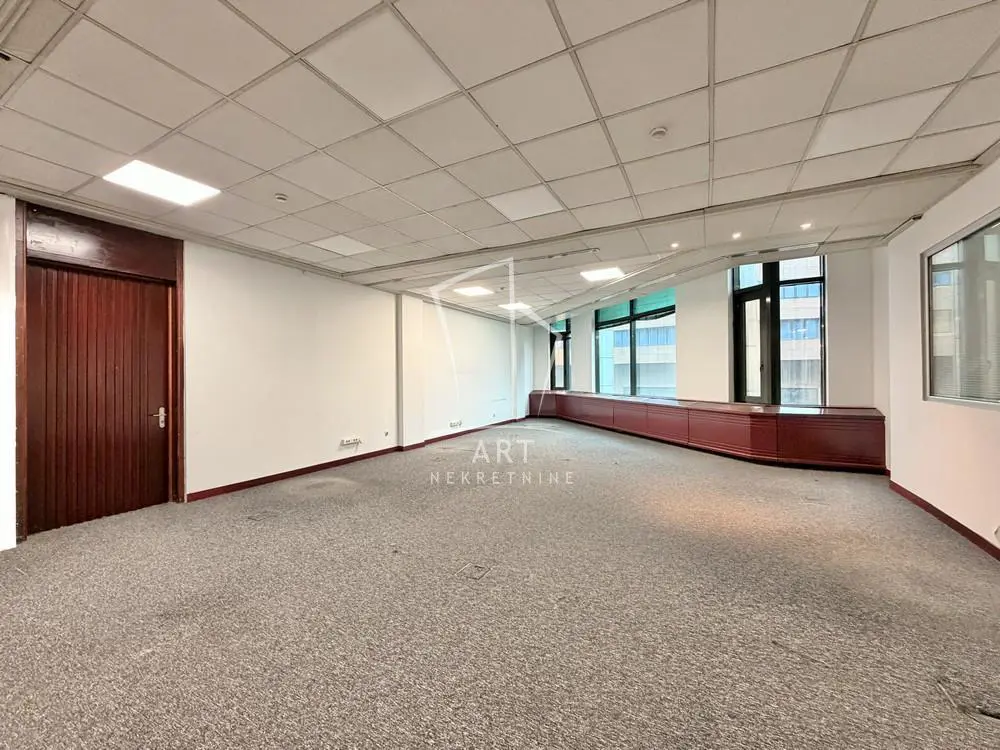poslovni prostor Novi Beograd Hayat (6 Kaplara- savograd) 2730 evra 