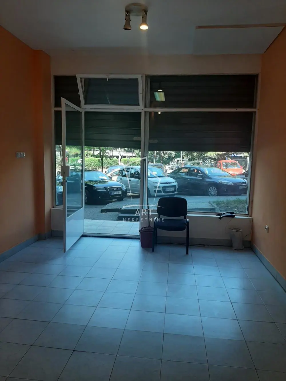 Beograd Voždovac poslovni prostor 350 evra 