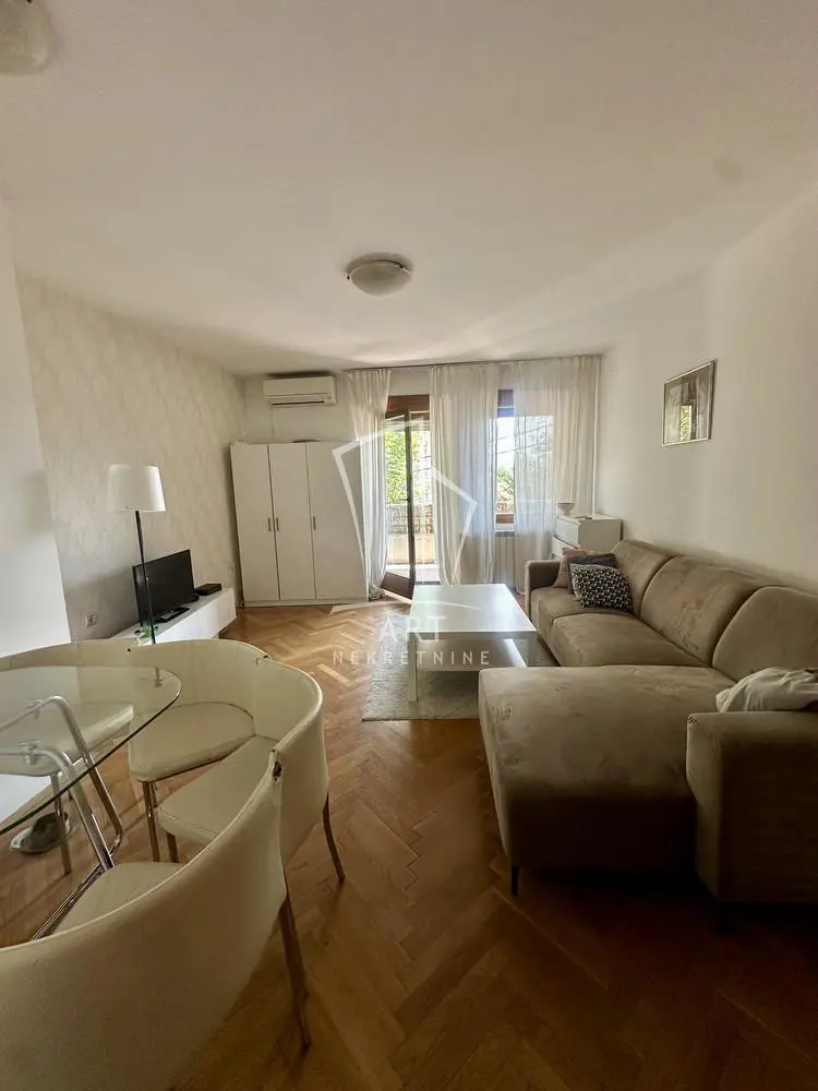 Dvosoban stanovi Vračar Hram 700 evra 