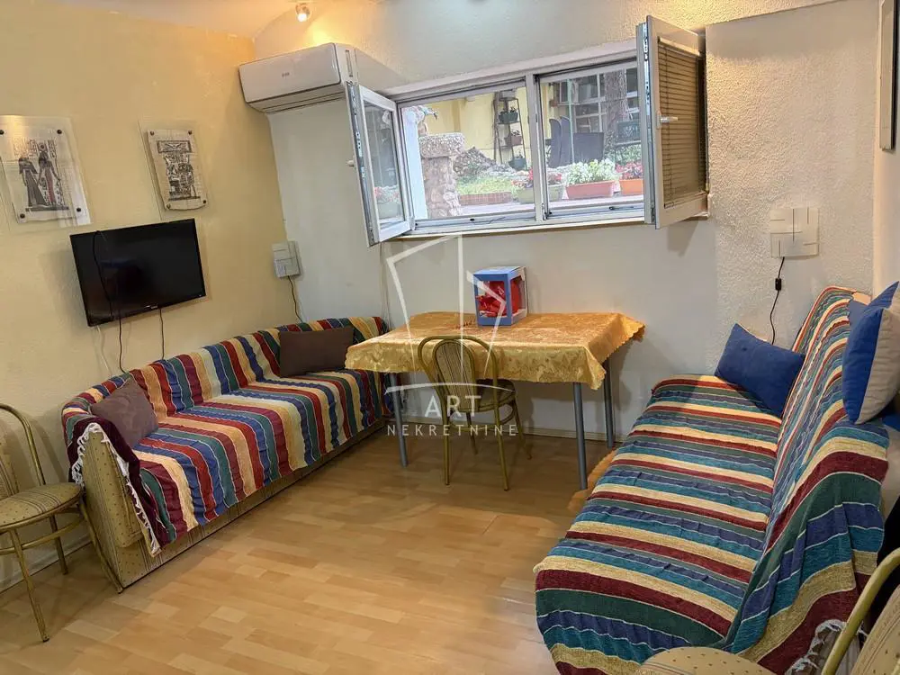 Dvosoban stanovi Zemun Zemun centar 680 evra 