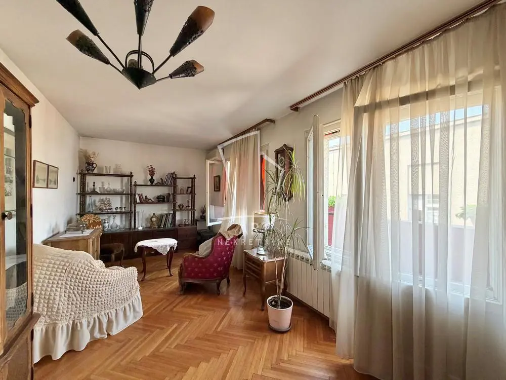 Trosoban stanovi Stari Grad Skadarlija 800 evra 